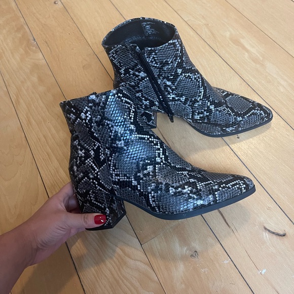 MADDEN GIRL | Black and Grey Snake Skin Pointed Toe Bootie - Picture 2 of 8